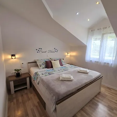 Matanovi Dvori Apartment Podstrana