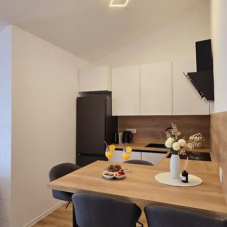 Matanovi Dvori Apartman Podstrana